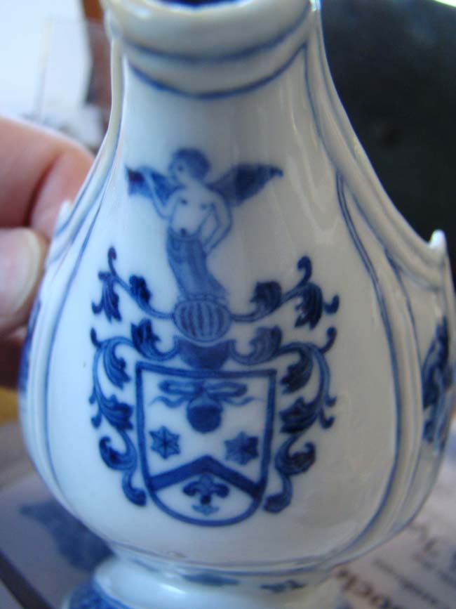 A Chinese Export Porcelain Armorial Sauce Boat circa 1765 — image 4